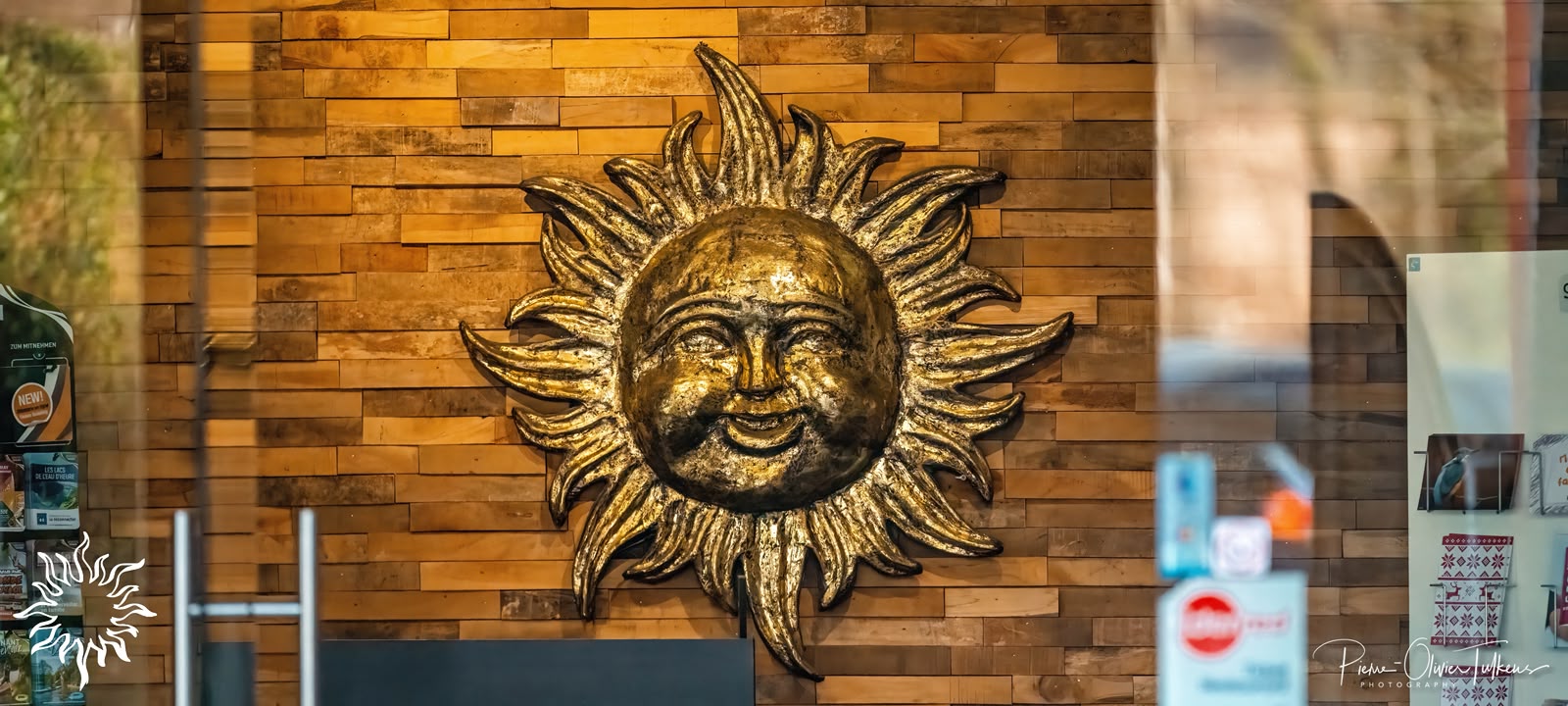 entrée avec la décoration en forme de soleil