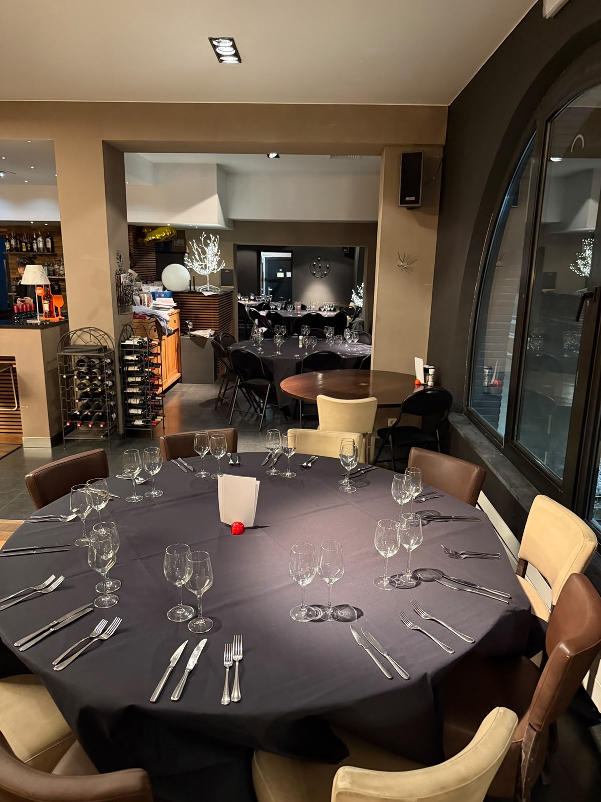 Photo représentant une partie de la salle du restaurant avec des tables rondes